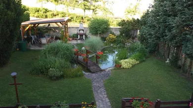 Ruhe und Erholung im eigenen Garten mit Teich