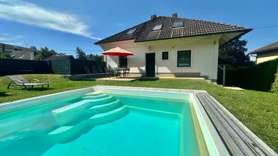 Gartenansicht mit Pool und Terrasse