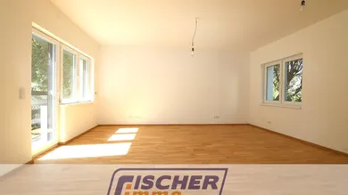 Wohn-/Esszimmer mit offener Küche und Zugang zur Terrasse