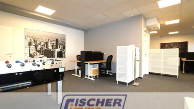 großer Büroraum/Eingangsbereich