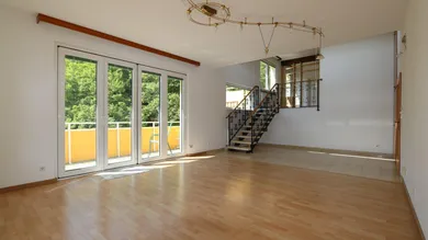 Wohn-/Esszimmer mit Galerie und Zugang zum Balkon