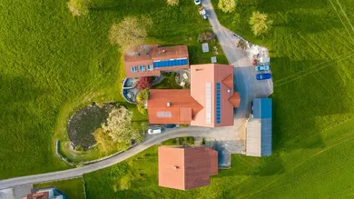 Gesamte Liegenschaft