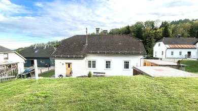Haushinterseite mit Garten