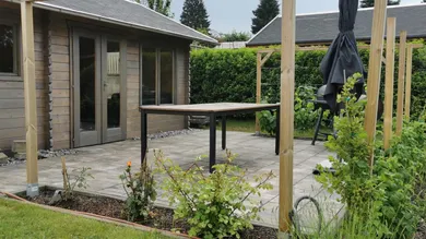 Front mit Terrasse