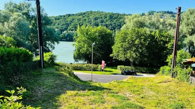 Blick vom Grund zur Donau