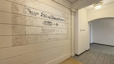 Stiegenhaus_Erhaltene_Restaurierte Wand
