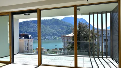 Innenbereich mit Blick zum See