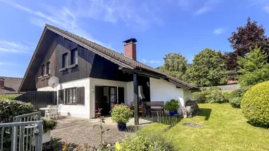 Ansicht Haus mit Garten und Terrasse