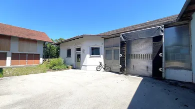 Ladenlokal mit Tor ins Schlachthaus