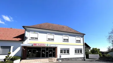 Strassenansicht mit Parkplatz
