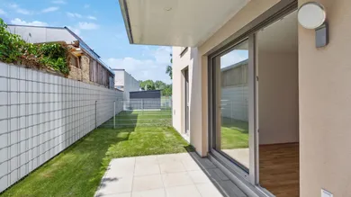 überdachte Terrasse mit kleinem Garten direkt vor dem Wohnraum