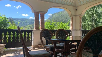 herrliche überdachte Terrasse mit Ausblick auf die umliegende Bergwelt