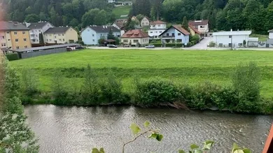 Herrlicher Ausblick vom Balkon! Leben am Land mit bester Verkehrsanbindung auch mit dem Zug!