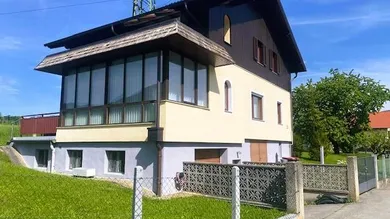 Front mit Garagentoren