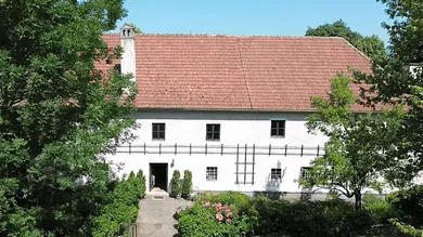 Aussenansicht - Wohntrakt mit Zugang zum Park