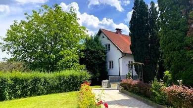 Frontansicht mit Einfahrt
