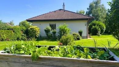Garten mit viel Platz und Hochbeeten