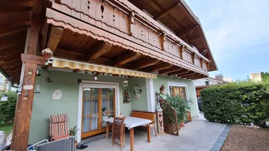 Haus Vorderseite m. Terrasse