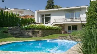 Hausansicht & Pool