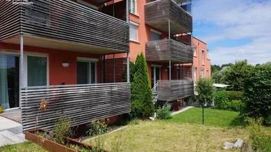 eigener Garten mit überdachtem Balkon