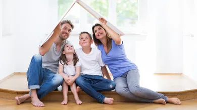 Familie mit Dach über den Kopf