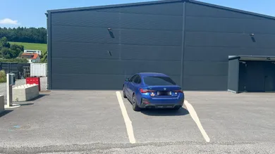 Bild vom Parkplatz vorne
