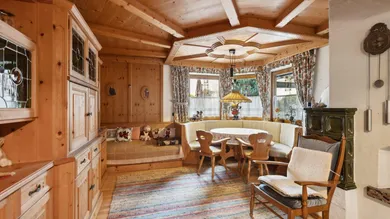 Tiroler Stube mit Kachelofen