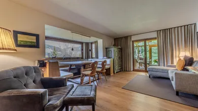 Wohnzimmer mit Erker und Wintergarten