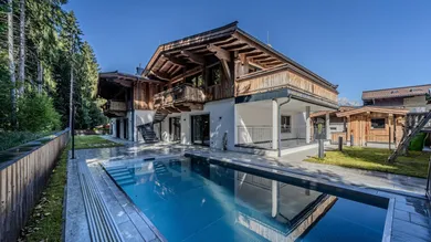 Außenansicht mit Pool