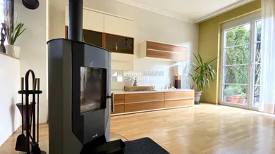 Offener Wohnbereich mit Kamin