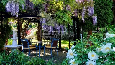 Garten mit Laube