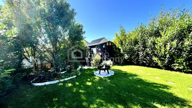 Garten mit Blick auf Feuerstelle und Hütte