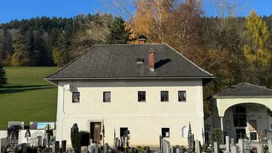 Haus an der Friedhofsmauer