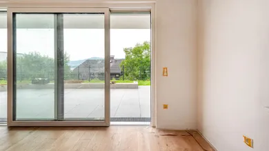 Wohnzimmer mit Blick auf die Terrasse