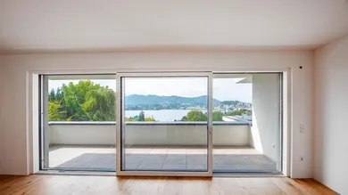 Wohnzimmer mit Ausgang auf den Balkon