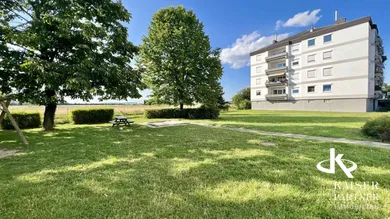 Hausansicht + Gemeinschaftsgarten