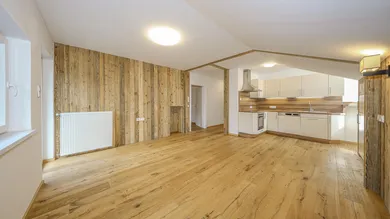 KITZIMMO-Renovierte Dachgeschosswohnung im Zentrum kaufen - Immobilien Kirchberg.