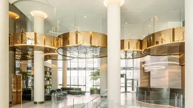 Zweigeschoßige Lobby