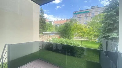 Terrasse mit Treppe in den eigenen Garten