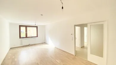 Wohnzimmer mit Flügeltüren