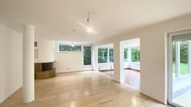 Großzügiges Wohnzimmer und Wintergarten