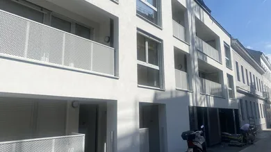 Eigener Eingang zur Straße