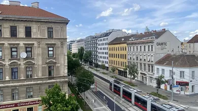 Ausblick auf gediegenes Gasthaus und Straßenbahn 2