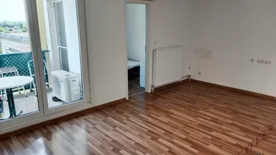 sonniges Wohnzimmer mit Zugang zur Loggia