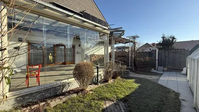 Blick von Garten auf Wintergarten