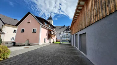 Einfahrt zu Haus und Nebengebäude
