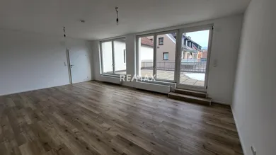Wohnzimmer mit Ausgang auf die schöne Terrasse