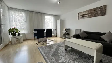 Wohn-Esszimmer mit Loggia-Zugang