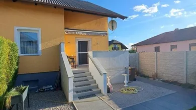 Terrasse und Abgang in den Garten