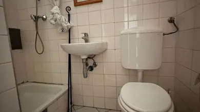 kleines Bad mit Dusche & WC